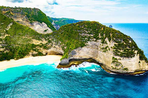 Kelingking Beach T-Rex cliff formation on Nusa Penida, dramatic limestone cliffs above turquoise water